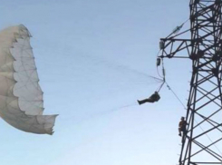 Парашютист зацепился за опору линии электропередач: трагикомический инцидент сняли на видео