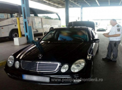 Румынские таможенники задержали молдаван с незарегистрированными прицепами и Мерседесом