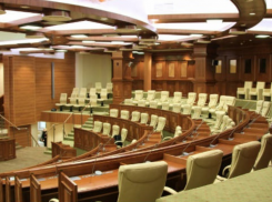 Парламент не работает, а депутаты зарплату получают