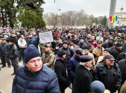 Журналист подвергся атаке унионистов у здания правительства за русскую речь