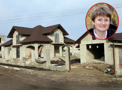 Примара с зарплатой в 6000 леев уличили во владении особняком в элитном пригороде Кишинева 