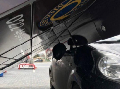 Упавший на припаркованный автомобиль в Кишиневе терминал «Почты Молдовы» сняли на видео