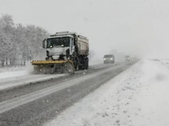 Снег и перегруженные дороги: Молдову замело