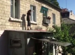 Опубликовано видео попытки окровавленного парня проникнуть в квартиру к женщине в Кишиневе