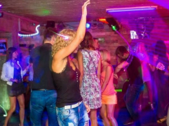 Три подруги устроили ночную драку с оскорблениями в сельском баре