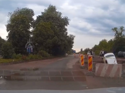 Попавшее в чудовищный котлован на въезде в Страшены такси сняли на видео