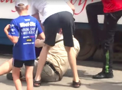 Расстрел матери двоих детей на остановке с жестоким избиением мужчины сняли на видео