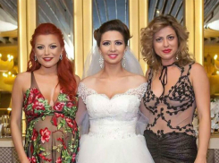 Глубоко беременная поп-звезда потрясла поклонников глубоким декольте на свадьбе