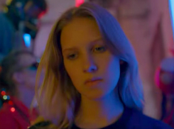 Потрясающее видео с блондинкой и «всей жизнью» вышло в свет к 55-летию Виктора Цоя