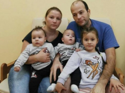 Молдаванка с тремя маленькими детьми не может перевезти из Чехии тело мужа