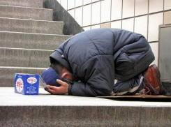 Пара любовников из Басарабяски заставила мужчину заняться попрошайничеством на улицах Кишинева