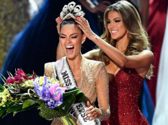 Ограбленную на родине белую африканку с разными глазами короновали на конкурсе «Мисс Вселенная-2017»