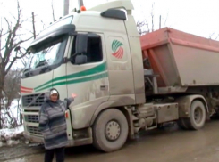 Возмущенные жители села Сорокского района заблокировали трассу