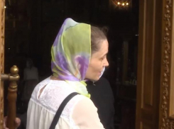 «Вы - слуги сатаны»: в Кишиневе женщина убеждает прихожан, что коронавирус - это фейк, и даже поспорила на эту тему с журналистами
