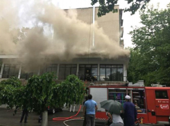 Бушевавший огонь в строящемся офисе на Рышкановке сняли на видео