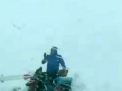 Румынский путешественник в жуткую метель проехал на велосипеде через горный перевал 