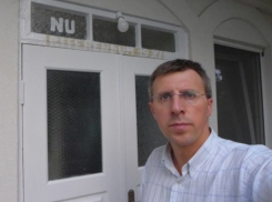 Протестующий Киртоакэ испортил родительский дом в Колонице странной надписью