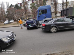 Грузовик Национальной Армии протаранил в Кишиневе легковушку