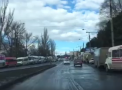 Сотни автобусов и маршрутных такси свозили сегодня людей на митинг в поддержку Плахотнюка