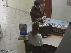 Полиция разыскивает человека, укравшего деньги в фитнес-клубе