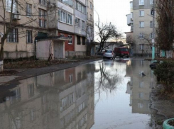 Кишиневский двор превратился в водохранилище из-за прорвавшейся трубы