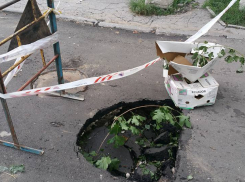 Провал асфальта на улице Армянской залатали, но он снова появился