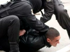 При задержании сбежавшего из бельцкой тюрьмы особо опасного преступника прокурор сломал палец