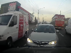 Опасный маневр безрассудной женщины-водителя в столице попал на видео