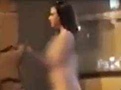 Обнаженная девушка на ведущей в Кремль улице в центре Москвы попала на видео