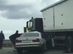 Грузовик протаранил легковушку на трассе в Молдове: жуткое ДТП попало на видео