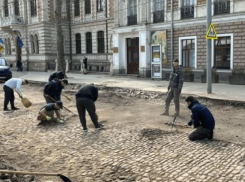 Когда сделают дорогу на 31 августа? Скандал из-за брусчатки