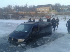Микроавтобус с водителем провалился под лед Дубоссарского водохранилища