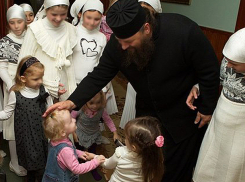 Решение причащать малышей в столичном детсаду вызвало гнев родителей