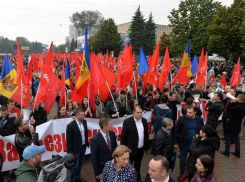 На марши и митинги в поддержку инициатив президента Молдовы вышло более 20 тысяч человек