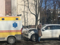 Массовая авария в Кишиневе: столкнулись скорая помощь и легковушки