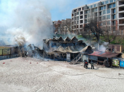 Масштабный пожар, уничтоживший популярный ресторан на одесском пляже, сняли на видео