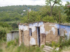 Брошенные матерью голые дети в Молдове питались вином и зеленым виноградом