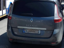Оскорбительное слово написали на машине автохама на Буюканах