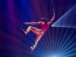 Смертельное падение акробата цирка Дю Солей произошло на глазах зрителей и попало на видео 