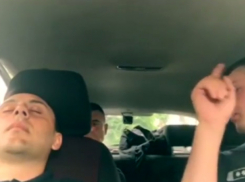 Жестокий розыгрыш спящего на посту полицейского попал на видео