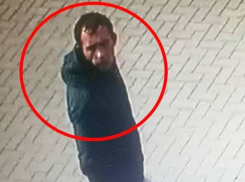 Уличный грабитель попал в объектив камеры наблюдения на Чеканах