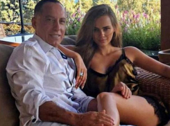 Розовый костюмчик спровоцировал слухи о беременности Ксении Дели от 64-летнего миллиардера