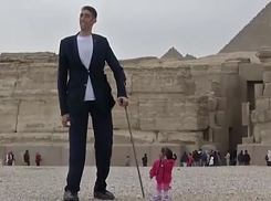 Историческая встреча самого высокого мужчины и самой маленькой женщины в мире попала на видео 