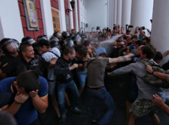 Взрыв и жестокие драки произошли при штурме мэрии Одессы радикалами 