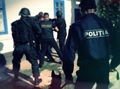 Прикрываясь погонами, двое полицейских организовали наркобизнес в своих секторах в столице 