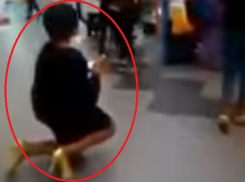 Девушка встала на колени и неудачно попросила парня взять ее в жены