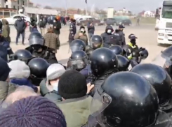 Против протестующих в Джурджулештах применили «маски-шоу»