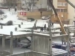 Смертельно опасное строительство многоэтажки в Кишиневе с балансирующими на крыше рабочими сняли на видео