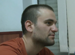 Мужчина разбил камнями дверь столичного банка и ворвался в него, поранив руку