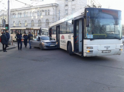 Авария с участием автобуса заблокировала движение по улице Пушкина 